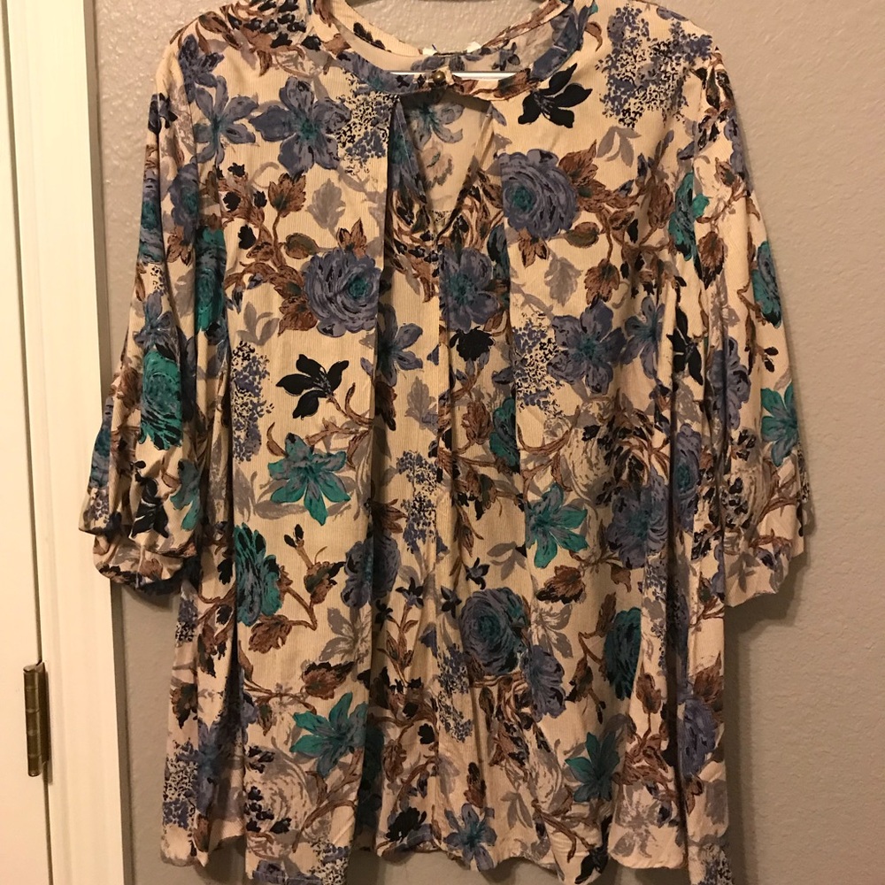 Multi colored shirt! Perfect for work😍